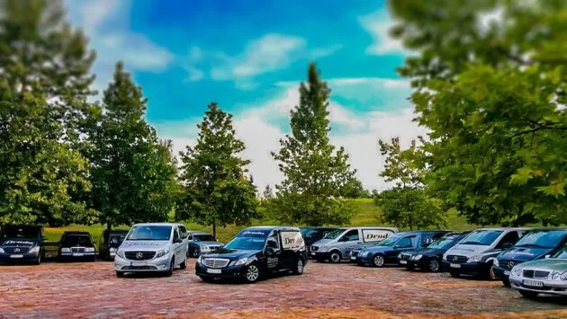 A Drnda halottszállító járműflottája Magyarországon, nemzetközi kegyeleti szállításra felkészítve